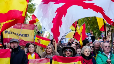 Concentración contra la Amnistía celebrada en la calle Ferraz, en Madrid, este domingo. Concentración contra la Amnistía celebrada en la calle Ferraz, en Madrid, este domingo.