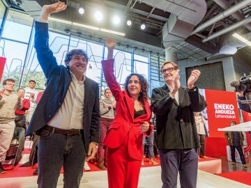 Imagen del líder del PSC, Salvador Illa, junto a candidato a lehendakari, Eneko Andueza