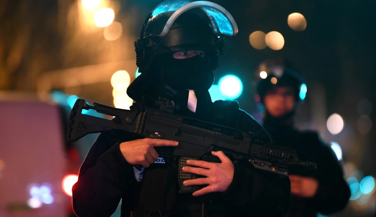 Fotografía de archivo en la que se registró a un par de policías antiterroristas franceses