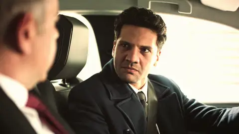 Turgut Ali apunta a Ilgaz con una pistola tras ser descubierto... ¡estaba detrás del complot contra el fiscal Kaya! Turgut Ali apunta a Ilgaz con una pistola tras ser descubierto... ¡estaba detrás del complot contra el fiscal Kaya!