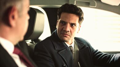 Turgut Ali apunta a Ilgaz con una pistola tras ser descubierto... ¡estaba detrás del complot contra el fiscal Kaya!