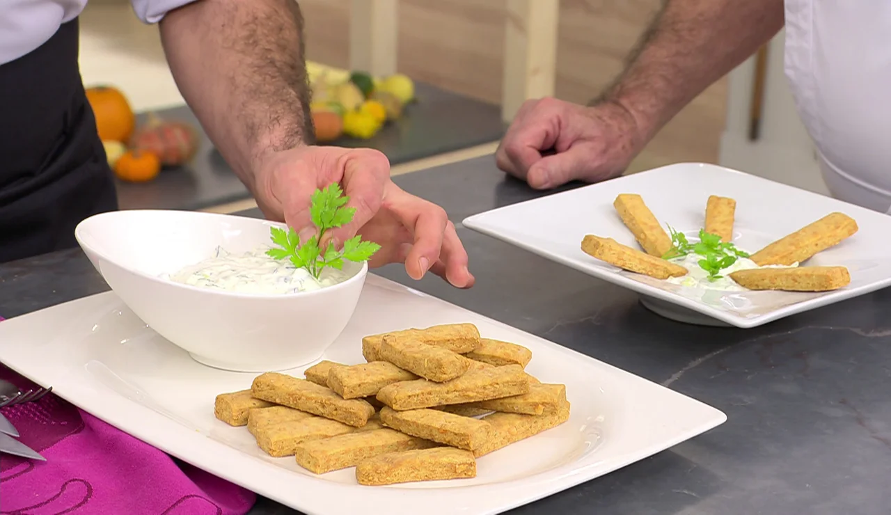 ¡Para los amantes de la comida salada! Galletas de queso, orégano y ajo con salsa tzatziki