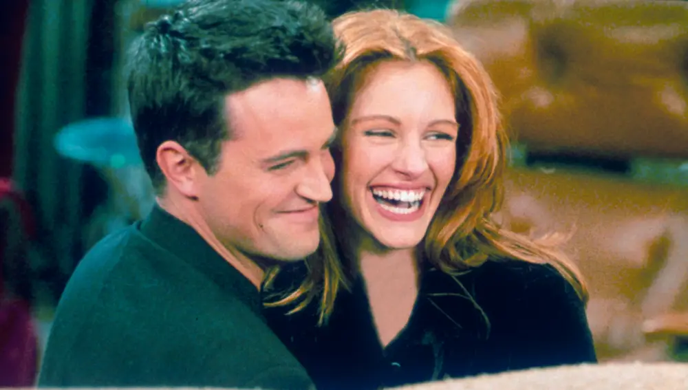 Matthew Perry y Julia Roberts en Friends Matthew Perry y Julia Roberts en Friends