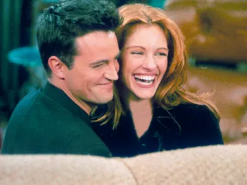 Matthew Perry y Julia Roberts en Friends Matthew Perry y Julia Roberts en Friends