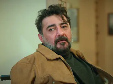 Akif vuelve a engañar a Suzan para evitar quedarse en la calle: "No podré volver a caminar" Akif vuelve a engañar a Suzan para evitar quedarse en la calle: "No podré volver a caminar"