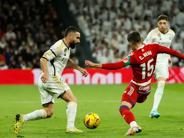 Carvajal pelea un balón contra Carlos Neva Carvajal pelea un balón contra Carlos Neva