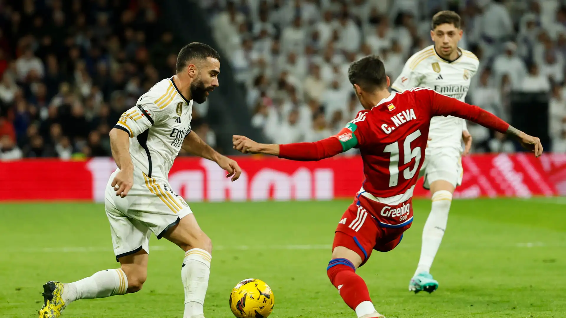 Carvajal pelea un balón contra Carlos Neva Carvajal pelea un balón contra Carlos Neva