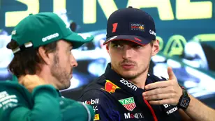 Max Verstappen charlando con Fernando Alonso