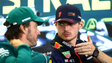 Max Verstappen charlando con Fernando Alonso