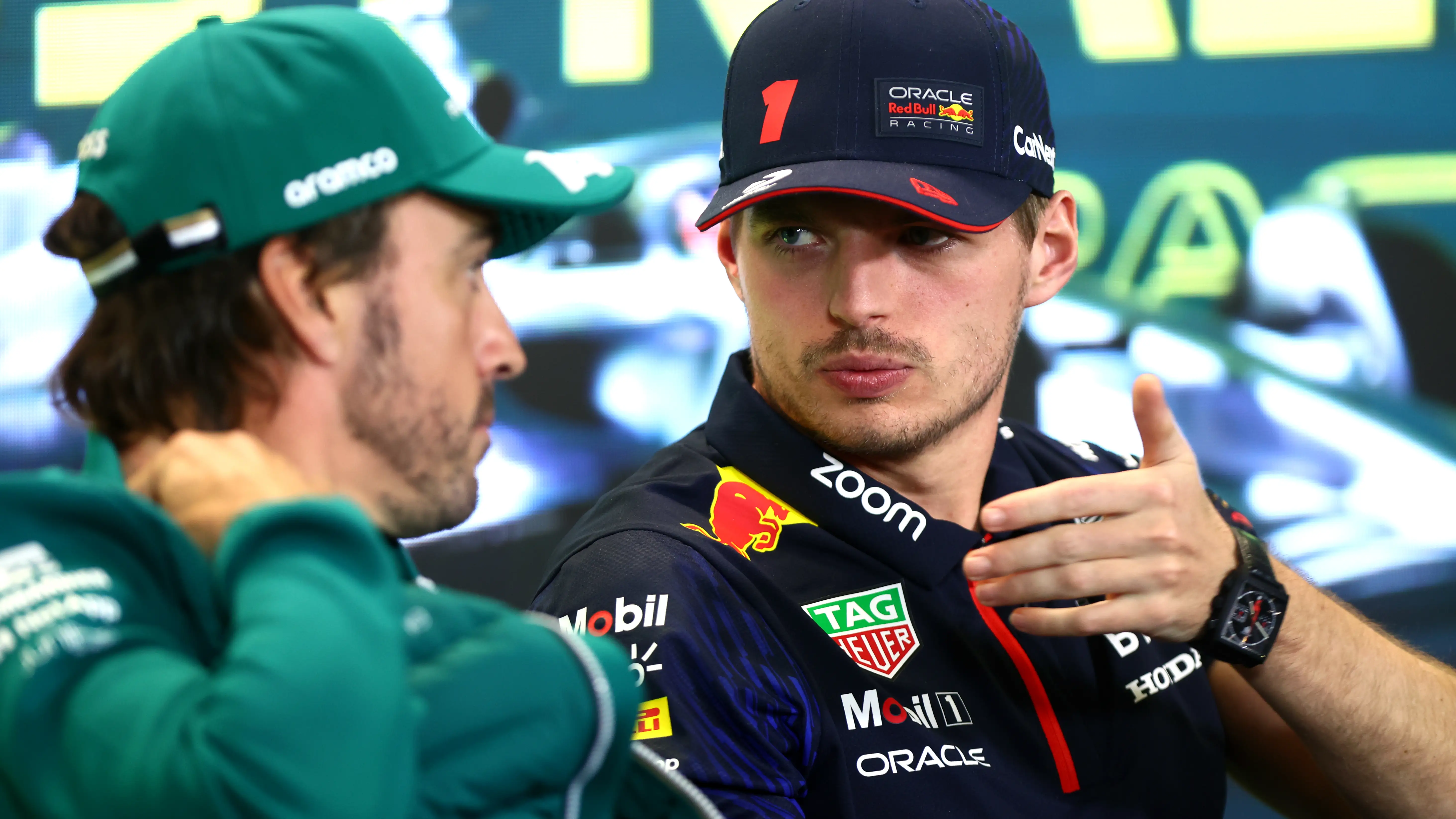Max Verstappen charlando con Fernando Alonso