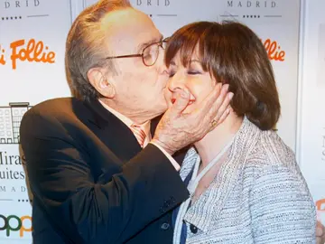 La amistad eterna entre Concha Velasco y Manolo Escobar: "Con ella se va mi anclaje a mi padre" La amistad eterna entre Concha Velasco y Manolo Escobar: "Con ella se va mi anclaje a mi padre"