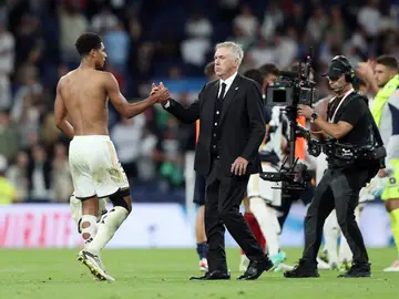 Jude Bellingham saluda a Carlo Ancelotti tras un partido en el Santiago Bernabéu