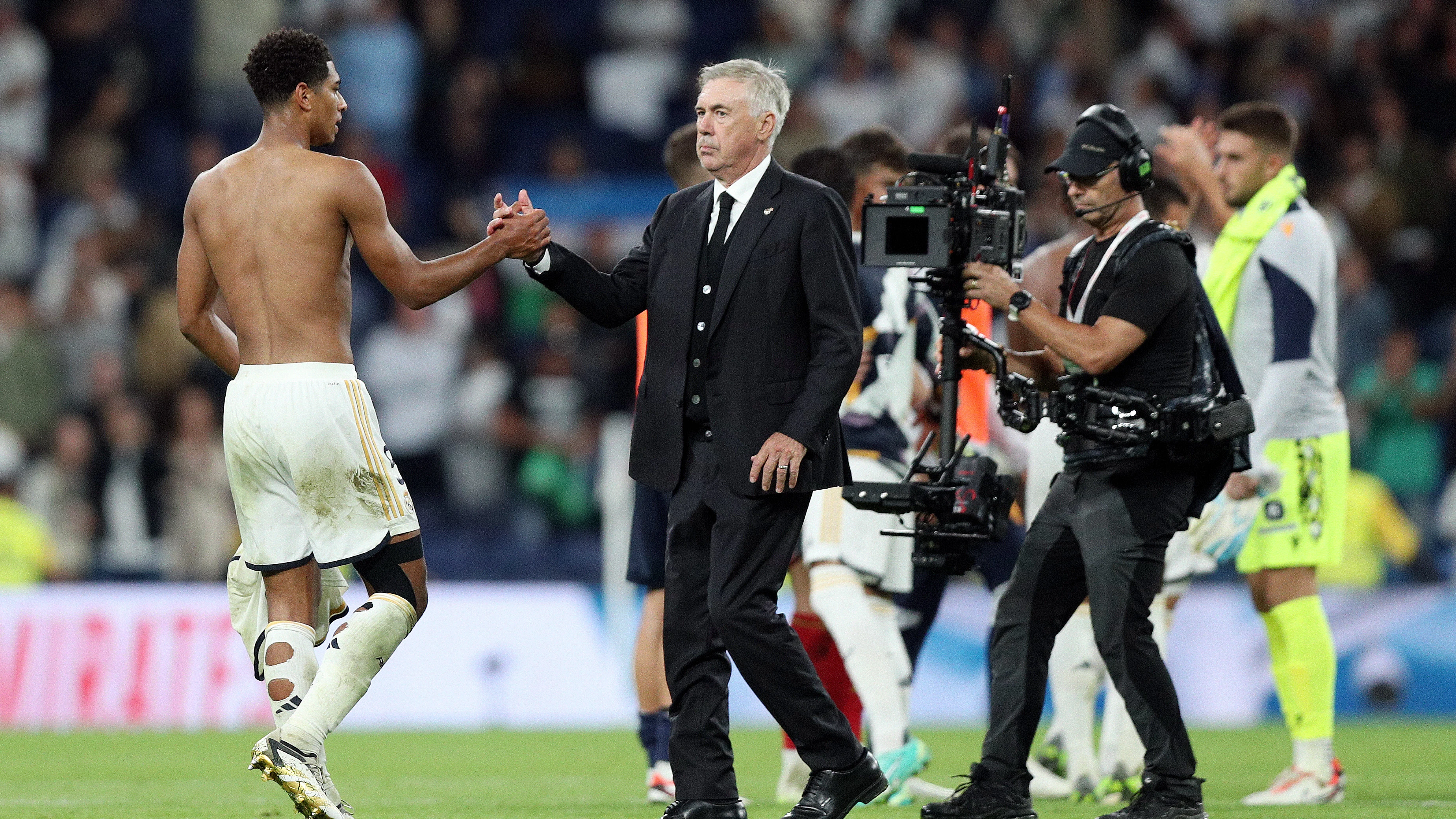 Jude Bellingham saluda a Carlo Ancelotti tras un partido en el Santiago Bernab&eacute;u