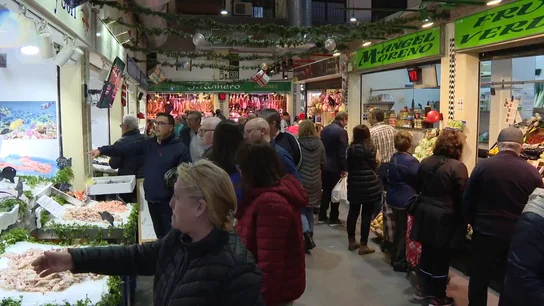 Clientes haciendo las compras en un mercado Antena 3 Noticias