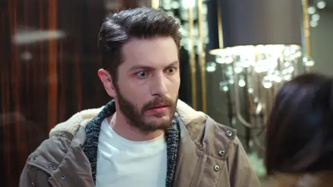 Ender y Caner encuentran una mancha sospechosa en casa de Nadir, ¿conseguirán demostrar que ha sido asesinado? Ender y Caner encuentran una mancha sospechosa en casa de Nadir, ¿conseguirán demostrar que ha sido asesinado?