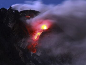 Una erupción la lava y ceniza del volcán Sinabung, en Karo (Sumatra Norte, Indonesia)