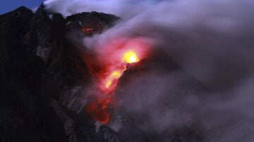 Una erupción la lava y ceniza del volcán Sinabung, en Karo (Sumatra Norte, Indonesia)