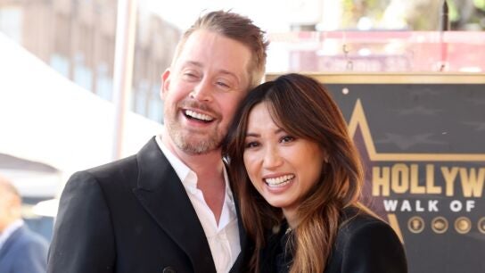 Macaulay Culkin y Brenda Song recibiendo la estrella del actor en el Paseo de la Fama de Hollywood