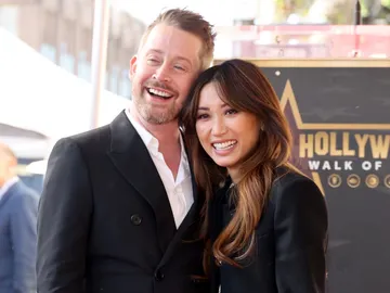 Macaulay Culkin y Brenda Song recibiendo la estrella del actor en el Paseo de la Fama de Hollywood Macaulay Culkin y Brenda Song recibiendo la estrella del actor en el Paseo de la Fama de Hollywood