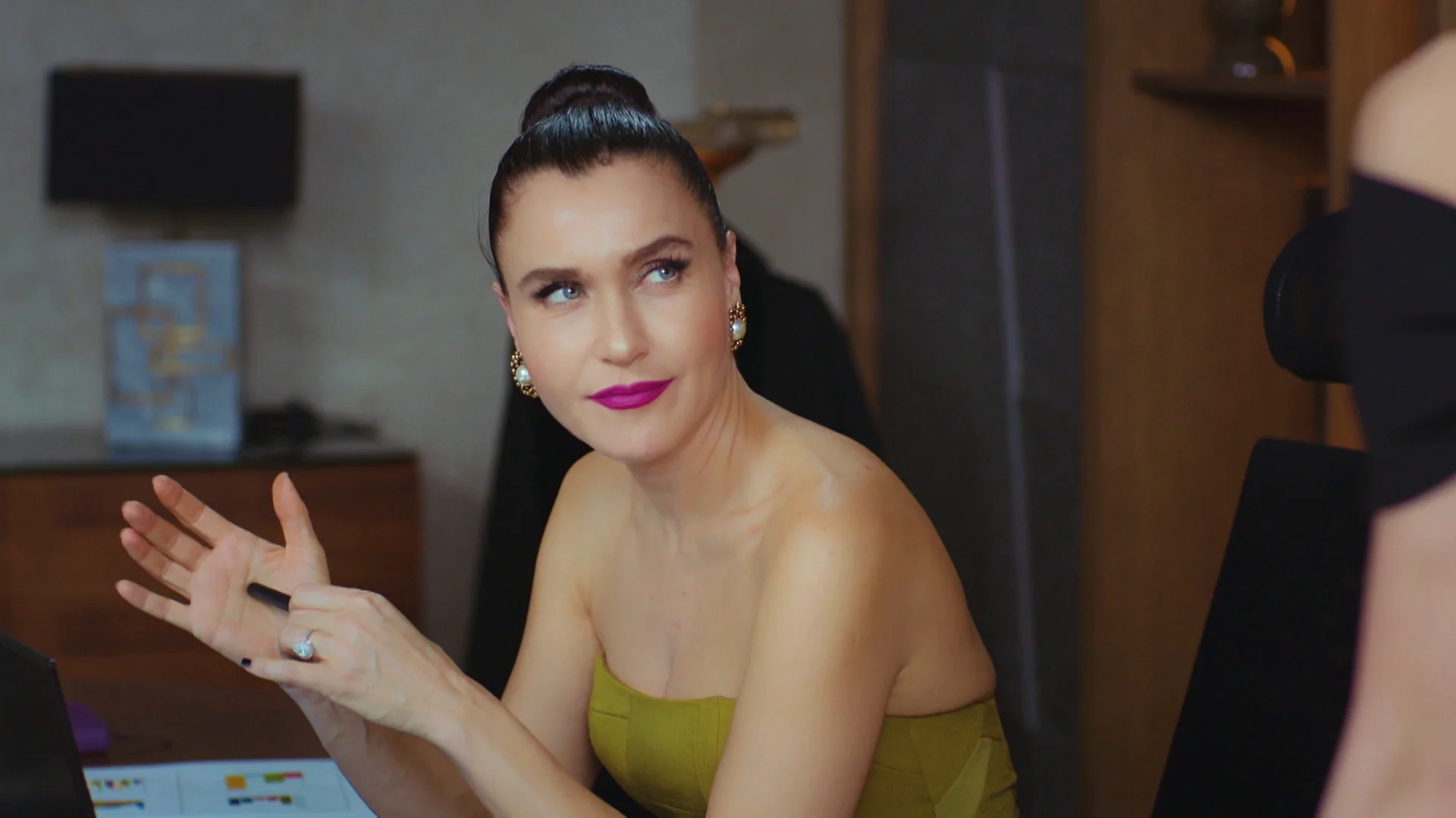 Şahika se venga de Ender y la despide: "Coge tus cosas y vete de aqu&iacute;"