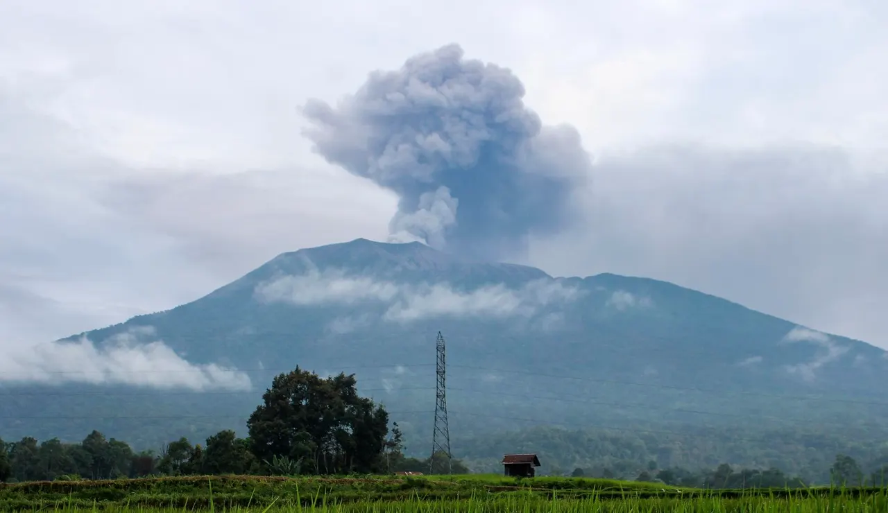 Momento de la erupción del volcán Merapi