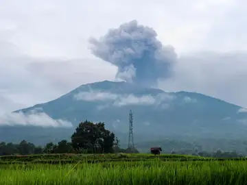 Momento de la erupción del volcán Merapi