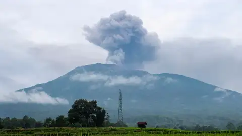 Momento de la erupción del volcán Merapi Momento de la erupción del volcán Merapi