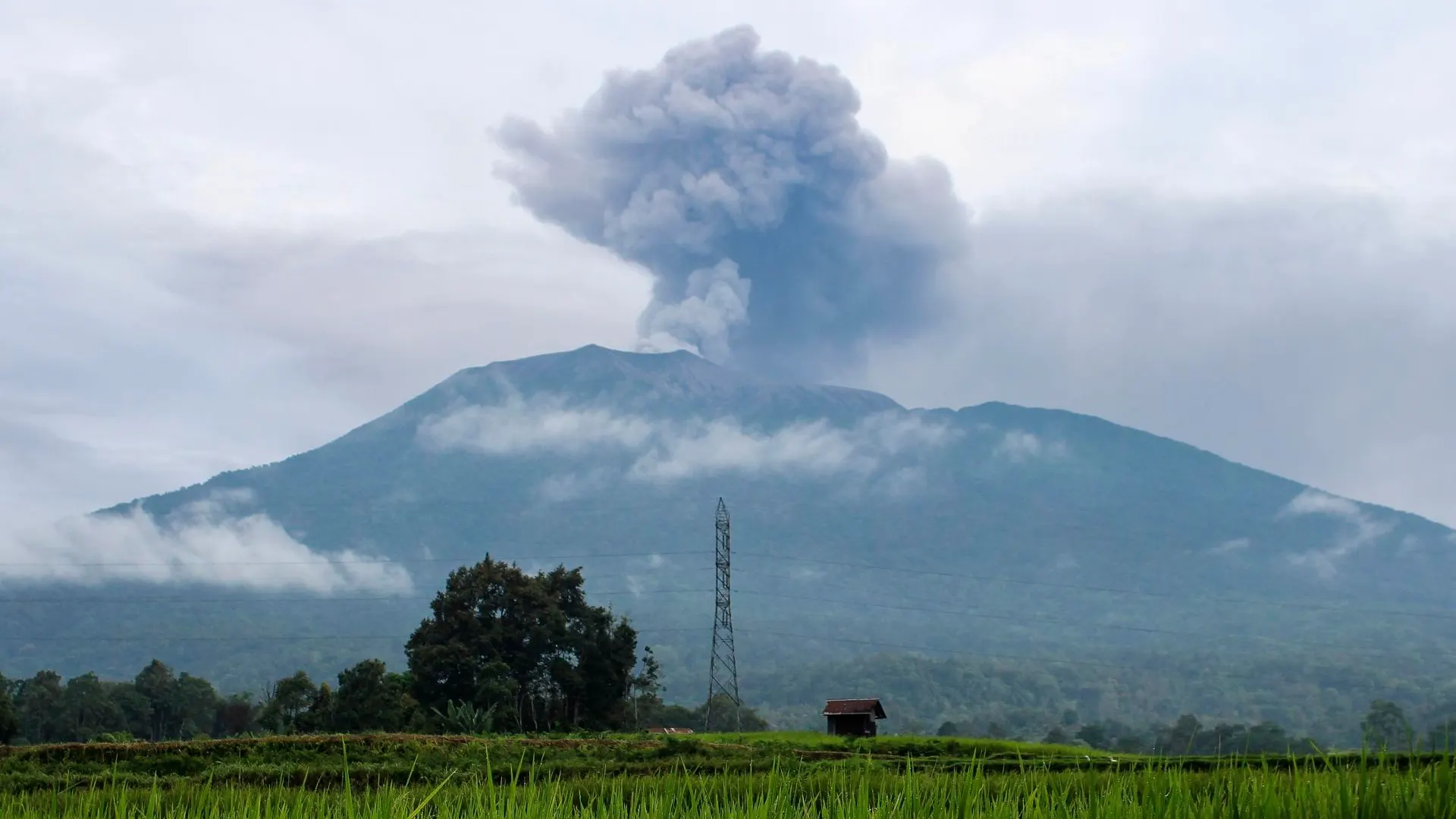 Momento de la erupción del volcán Merapi Momento de la erupción del volcán Merapi