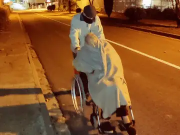 María y Ramón, en la calle con 94 años y a bajo cero: &quot;No puede ser que a las 20 horas no haya ambulancias&quot;