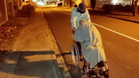 María y Ramón, en la calle con 94 años y a bajo cero: "No puede ser que a las 20 horas no haya ambulancias"