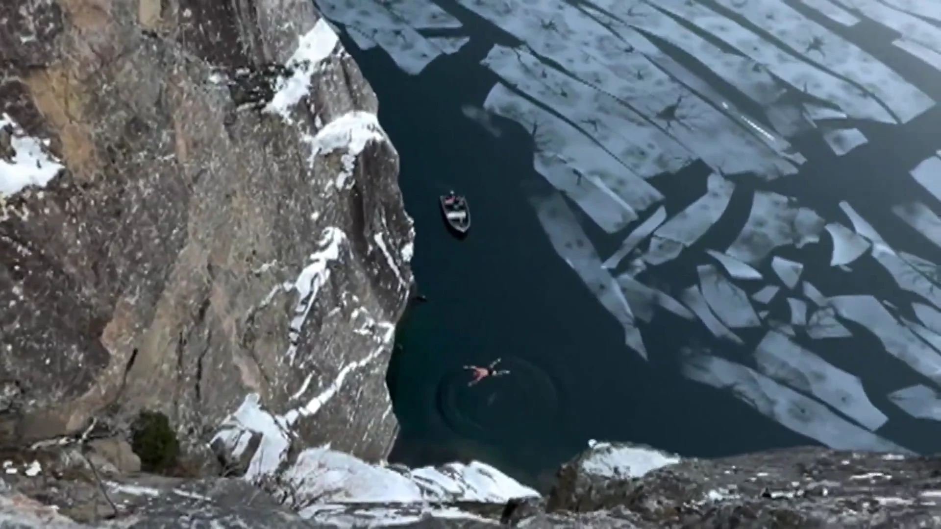 Ken Stornes rompe el récord de salto mortal con una caída en plancha de 40,5 metros Ken Stornes rompe el récord de salto mortal con una caída en plancha de 40,5 metros