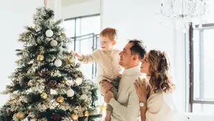 Familia decorando el árbol de Navidad