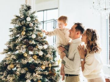 Familia decorando el árbol de Navidad