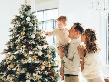 Familia decorando el árbol de Navidad Familia decorando el árbol de Navidad