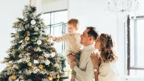 Familia decorando el árbol de Navidad Familia decorando el árbol de Navidad