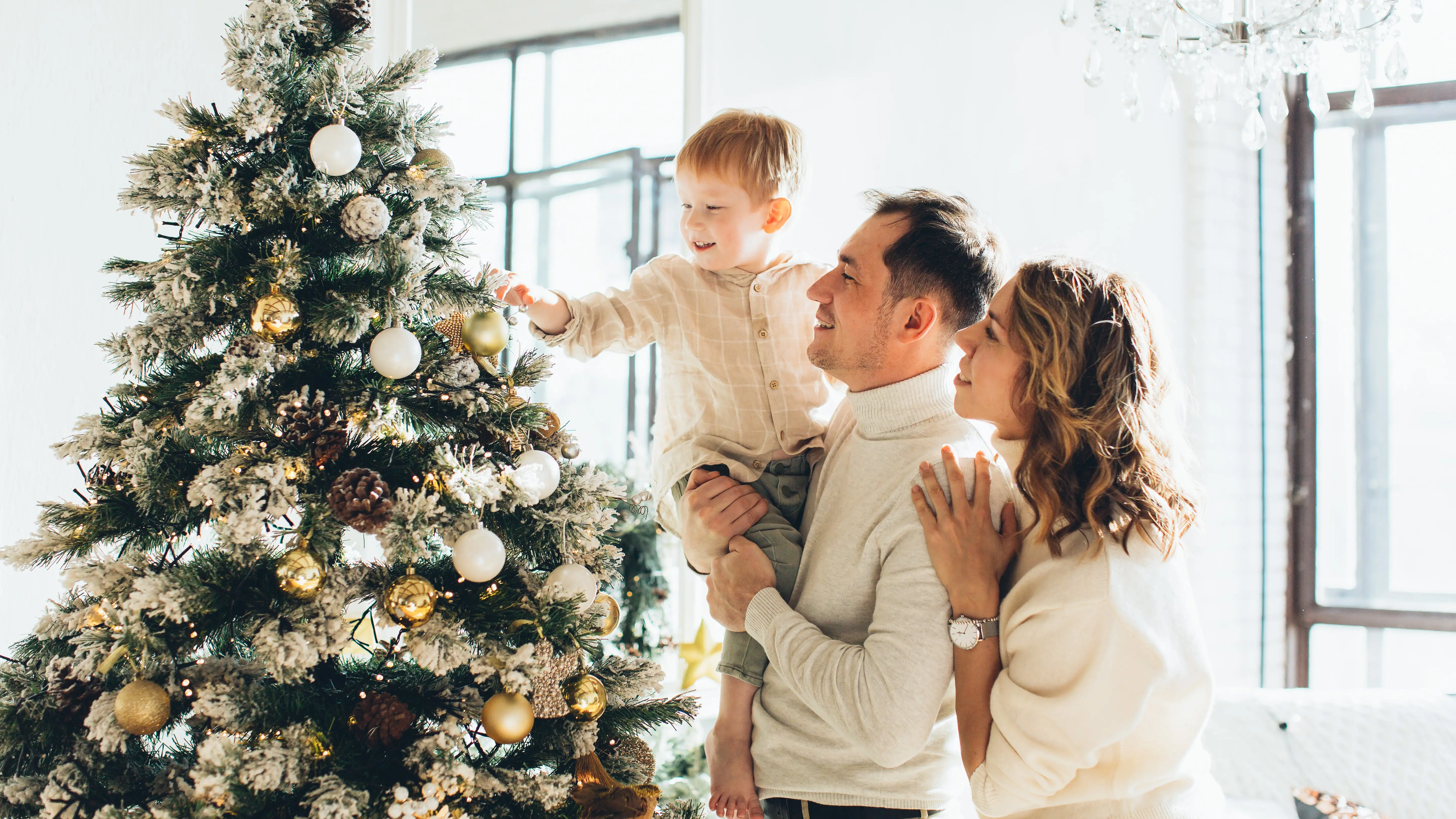 Familia decorando el árbol de Navidad Familia decorando el árbol de Navidad