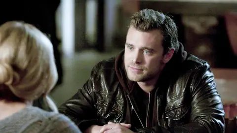 Billy Miller en Ringer junto a Sarah Michelle Gellar Billy Miller en Ringer junto a Sarah Michelle Gellar