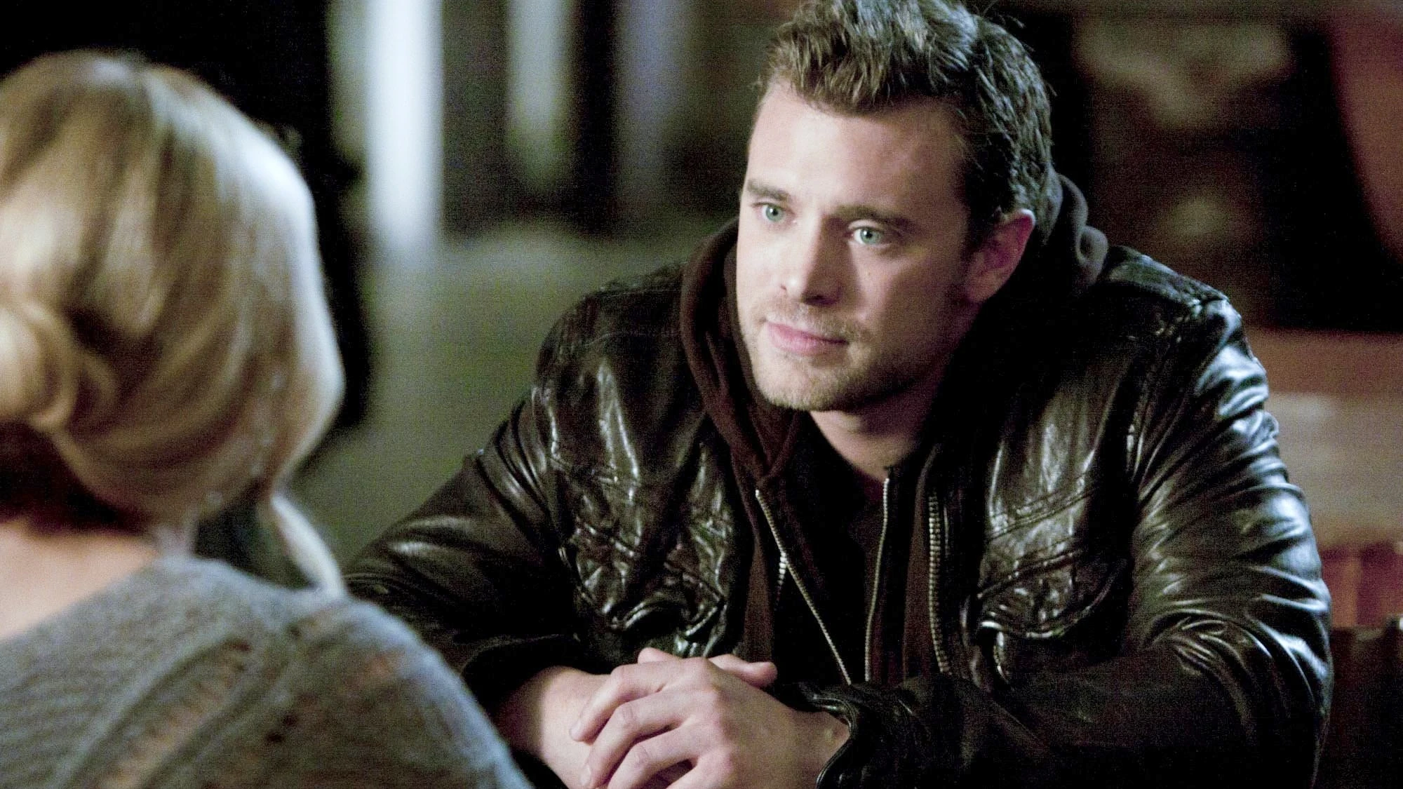 Billy Miller en Ringer junto a Sarah Michelle Gellar