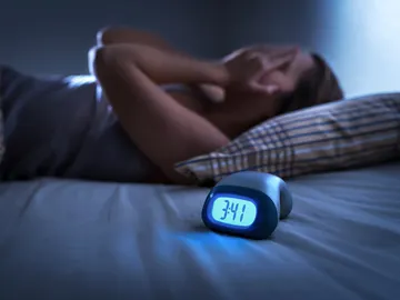 Mujer con insomnio Mujer con insomnio
