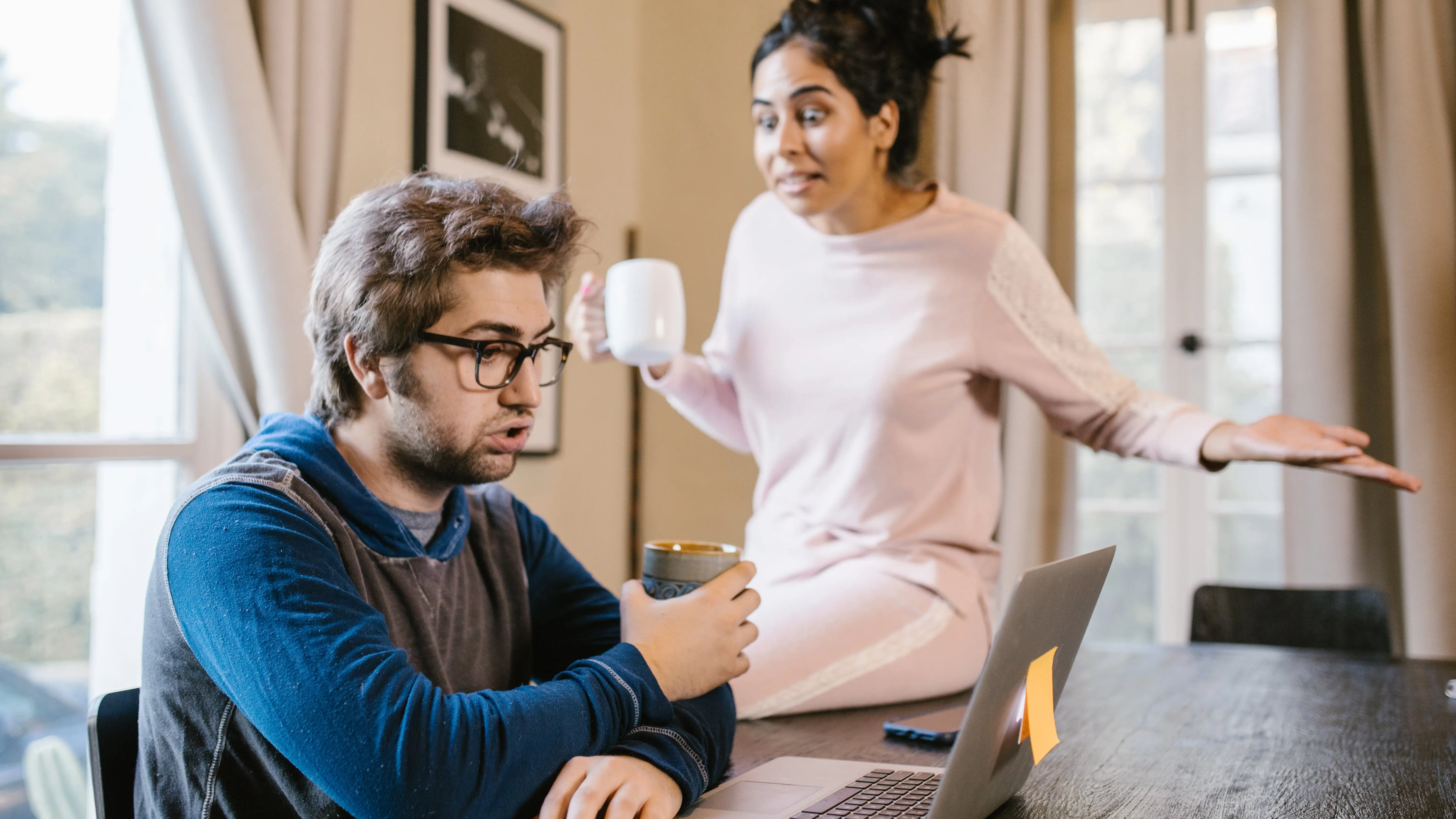 Una pareja discutiendo Una pareja discutiendo