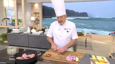 Pelamos y picamos los ajos, las cebollas y las chalotas Pelamos y picamos los ajos, las cebollas y las chalotas