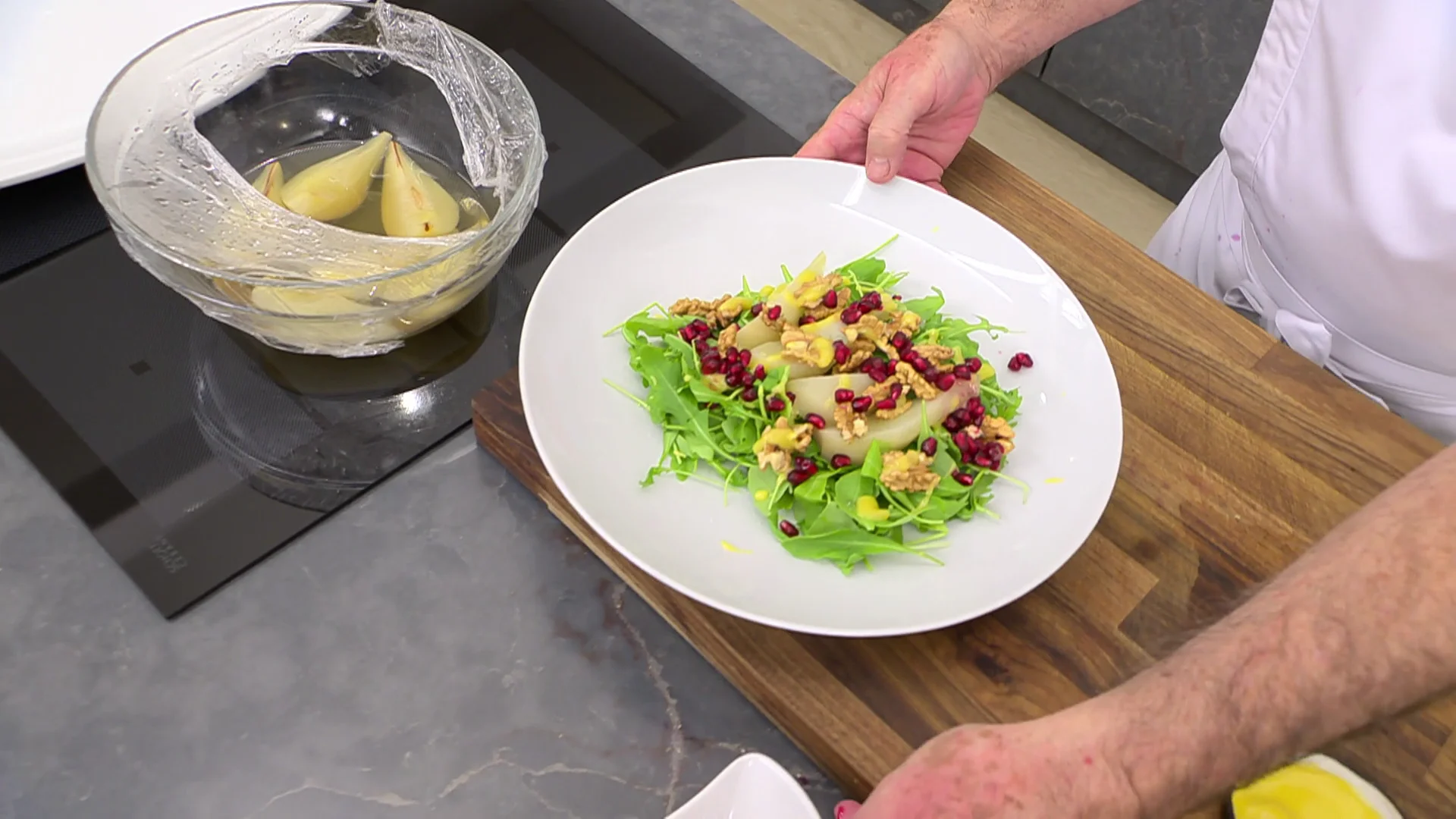 Ensalada de pera y granada con nueces Ensalada de pera y granada con nueces