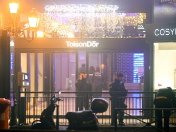 Policías buscan al autor del tiroteo en Bruselas