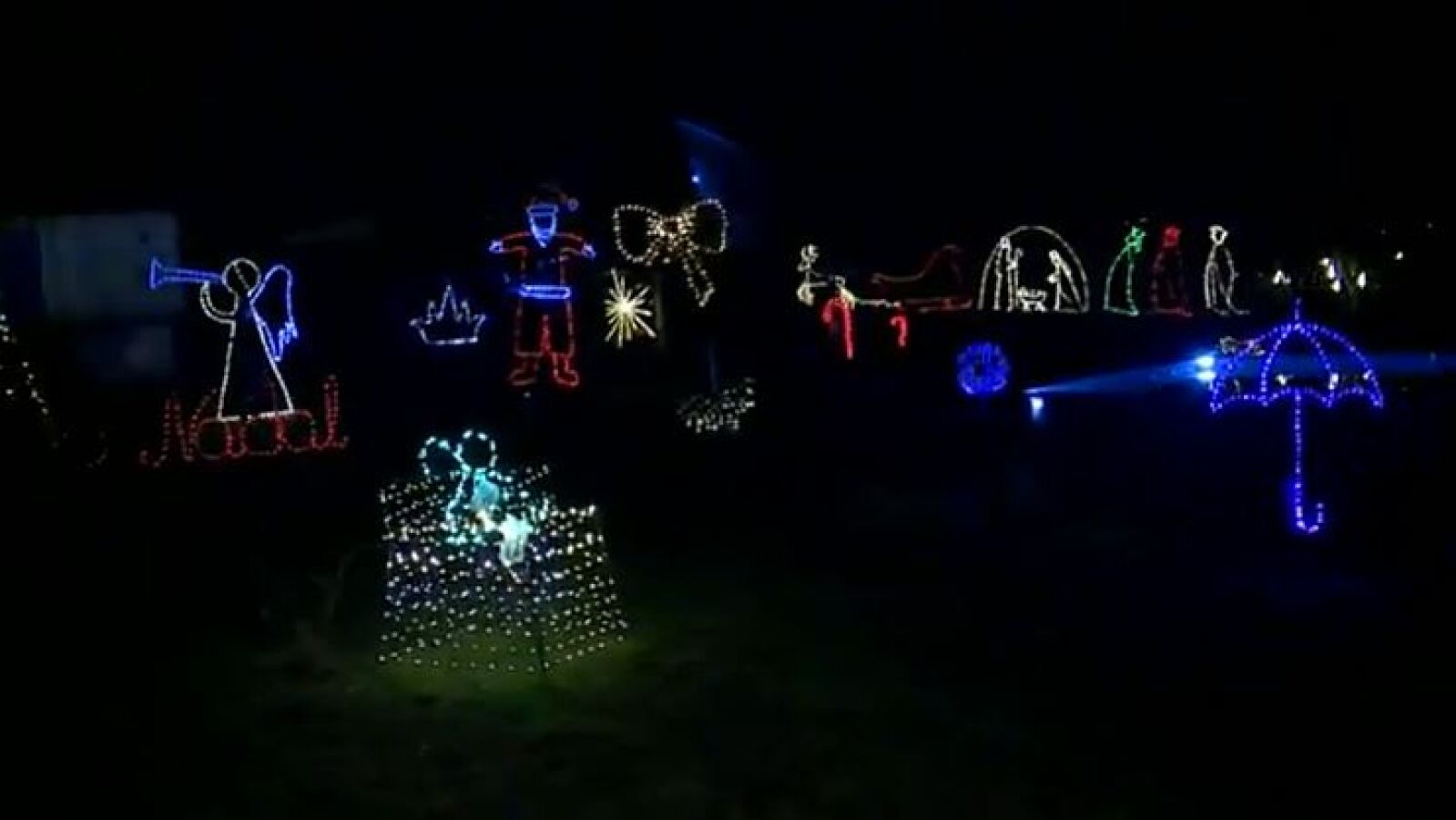 Decoran cada año su casa con luces de Navidad para que los vecinos de una aldea gallega disfruten de ella