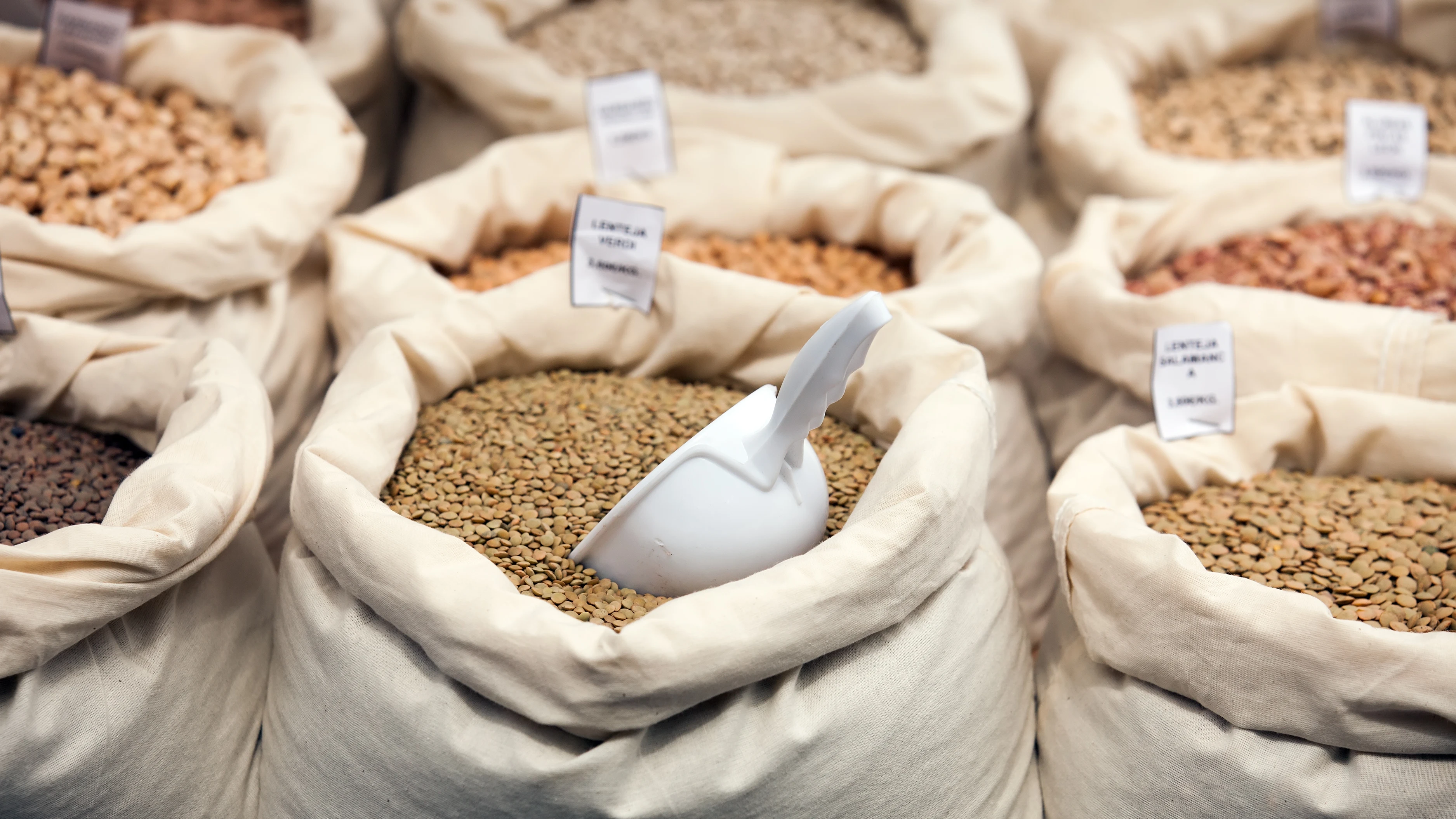 Imagen de varios granos en bolsas