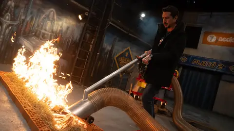 ¿Se puede aspirar el fuego? ¡Marron lo intenta con un experimento extemo! ¿Se puede aspirar el fuego? ¡Marron lo intenta con un experimento extemo!