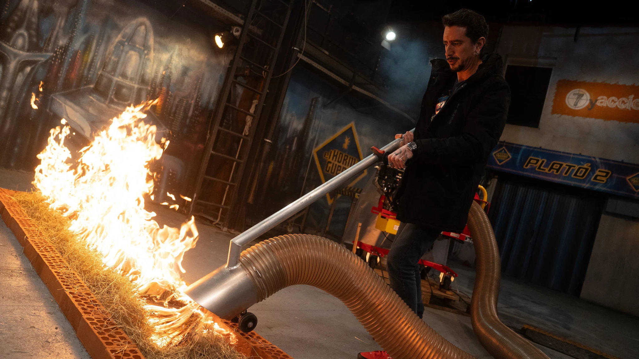 ¿Se puede aspirar el fuego? ¡Marron lo intenta con un experimento extemo! ¿Se puede aspirar el fuego? ¡Marron lo intenta con un experimento extemo!