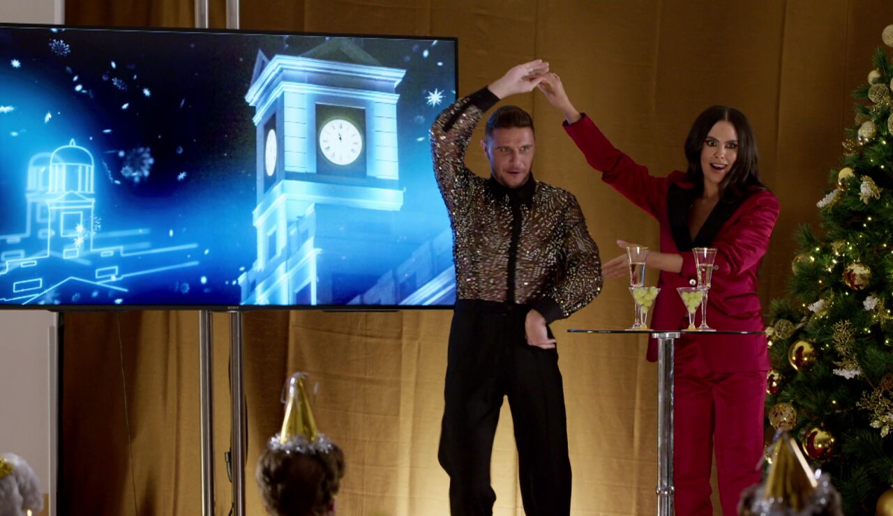 Joaqu&iacute;n sorprende a Cristina Pedroche con sus transparencias para dar las Campanadas