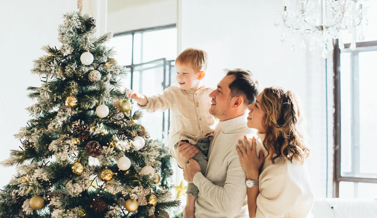 Una familia junto al árbol de Navidad