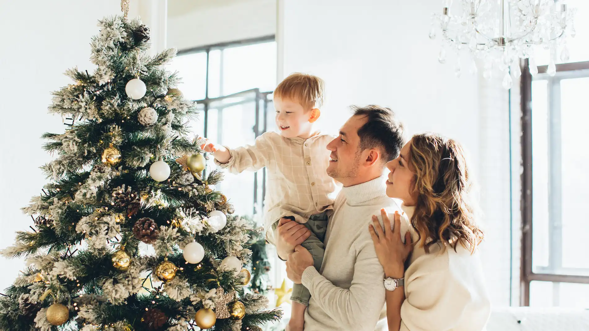 Una familia junto al árbol de Navidad